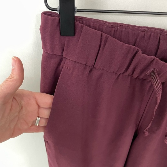 Lululemon On the Fly Jogger Woven Size 4 Womens Pants Burgundy Cassis Travel 21 - Picture 5 of 10